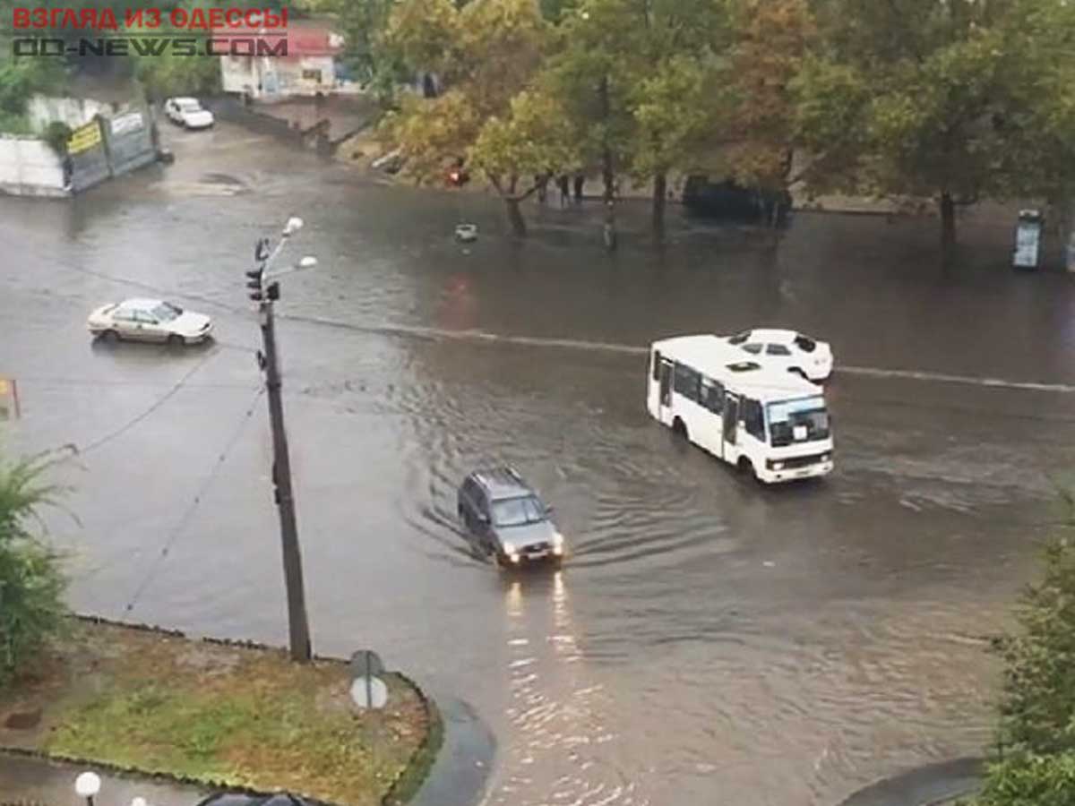 Одесса ушла под воду: после ливня улицы города превратились в реки (фото, видео)