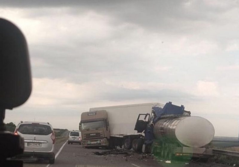 Под Одессой бензовоз врезался в грузовик: водитель автоцистерны погиб (фото)
