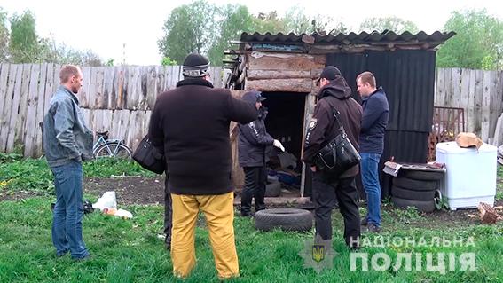 Под Сумами случайно обнаружили раба, сбежавшего от своего хозяина прямо в наручниках