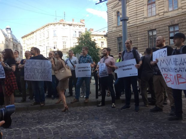 Полицейские застрелили 5-летнего мальчика: в городах требуют отставки Авакова – фото и видео
