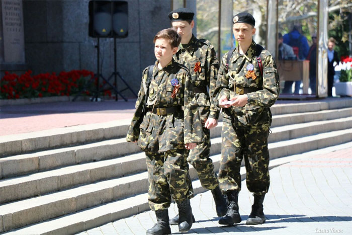 «Повсюду скрепы победобесия»: в сети на фото показали, во что превратился Крым за время оккупации