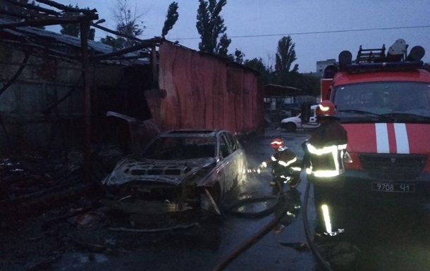 Пожар на бывшей автобазе в Киеве: сгорели три машины
