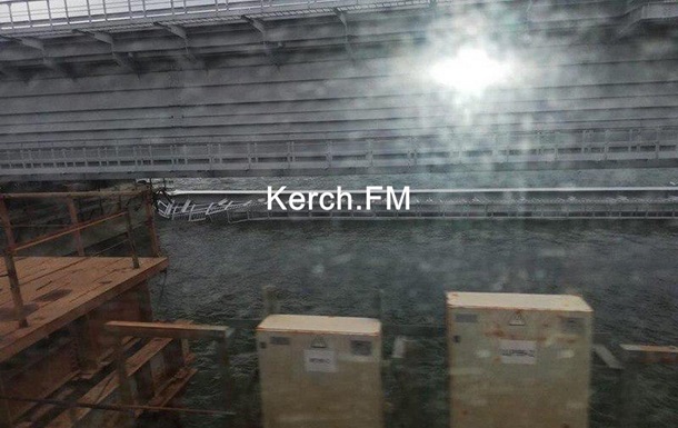 Пролет ж/д части Крымского моста упал в воду