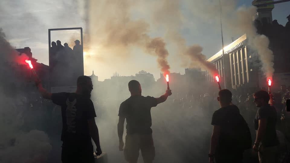 Протестующие на Майдане жгли файеры: что происходит в центре Киева