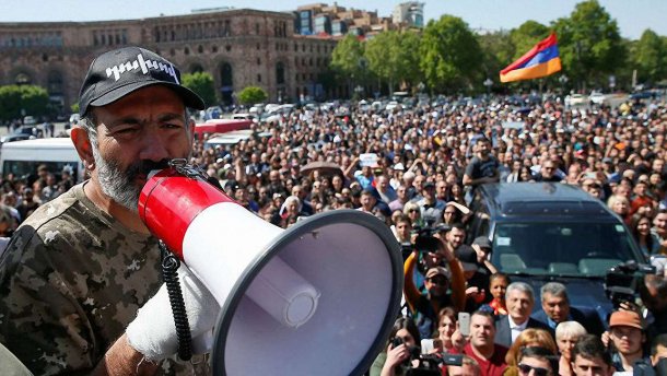 Протесты в Армении: премьер пообещал уйти в отставку ради досрочных выборов