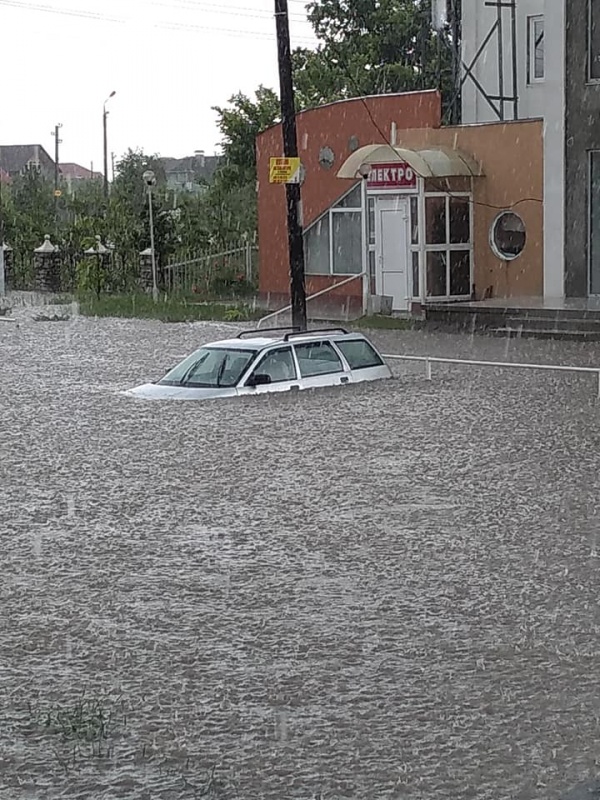 Раптова злива затопила Буковину: люди пересуваються по пояс у воді – фото та відео