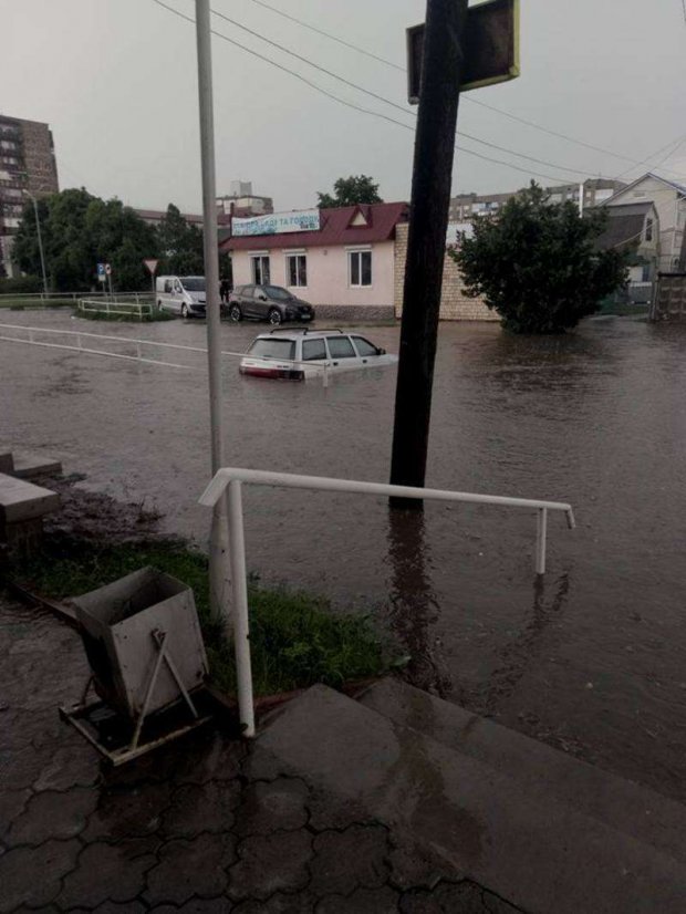 Раптова злива затопила Буковину: люди пересуваються по пояс у воді – фото та відео