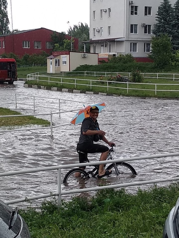 Раптова злива затопила Буковину: люди пересуваються по пояс у воді – фото та відео
