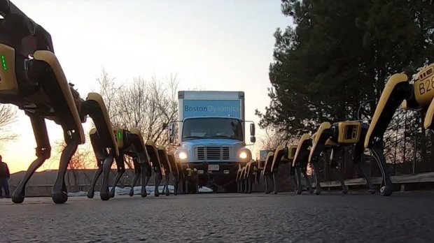Робобуксир Boston Dynamics: четвероногие машины потащили грузовик