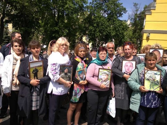 С портретами детей и со слезами на глазах: в Киеве прошло шествие матерей погибших бойцов ВСУ (фото, видео)