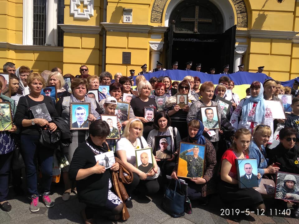 С портретами детей и со слезами на глазах: в Киеве прошло шествие матерей погибших бойцов ВСУ (фото, видео)