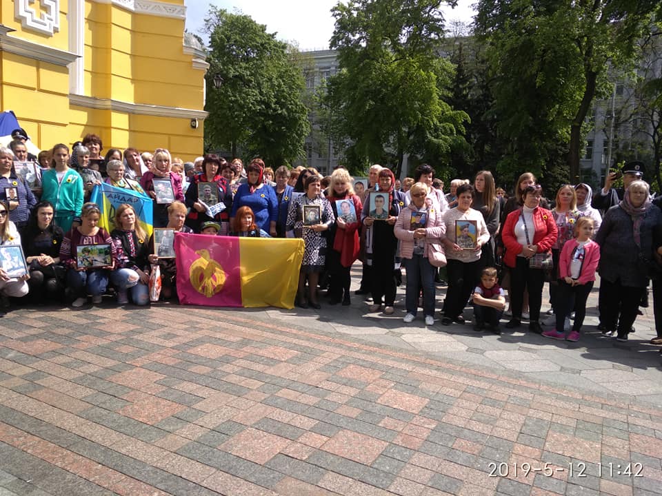 С портретами детей и со слезами на глазах: в Киеве прошло шествие матерей погибших бойцов ВСУ (фото, видео)