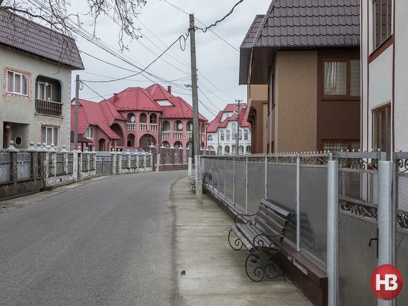 Село в Закарпатье второй день бунтует из-за 14-летнего убийцы: что произошло (фото)