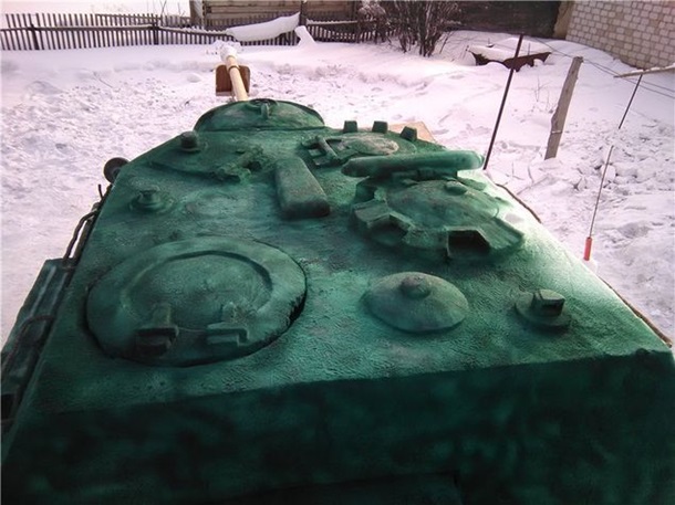 Сибиряк сделал танк из 20 тонн снега