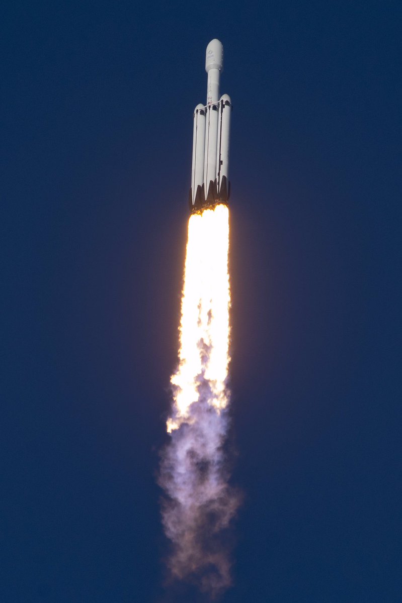 SpaceX Илона Маска запустила в космос самую мощную ракету в мире: все подробности, фото и видео