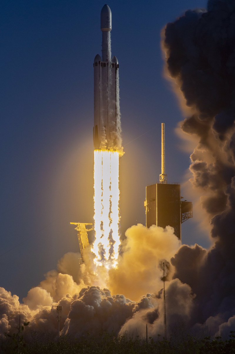 SpaceX Илона Маска запустила в космос самую мощную ракету в мире: все подробности, фото и видео