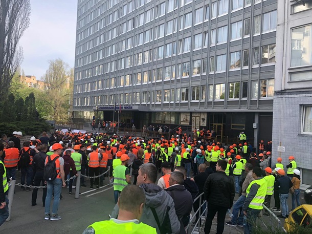 Строители Шулявского моста в Киеве ушли митинговать