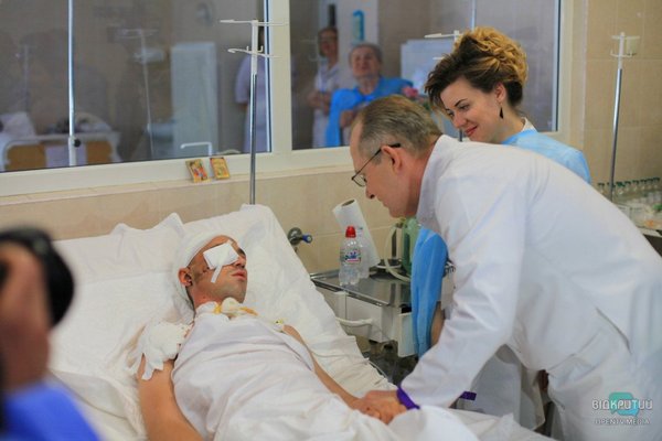 Свадьба после комы: раненный на Донбассе боец ВСУ женился прямо в реанимации (фото)