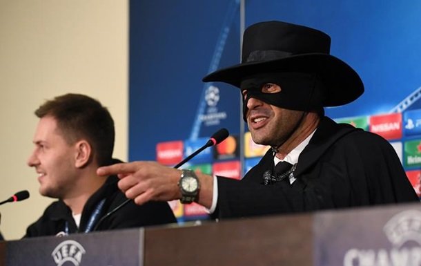 Тренер Шахтера надел костюм Зорро