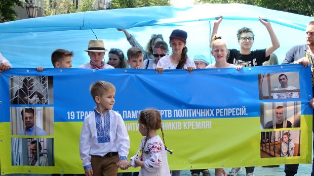 Тысячи украинцев приняли участие в Мегамарше вышиванок в Одессе: впечатляющие фото