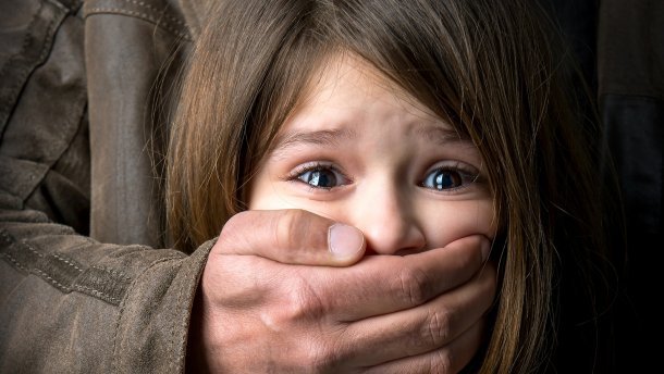 У Запоріжжі зґвалтували 12-річну дитину в підїзді: зловмисника затримали