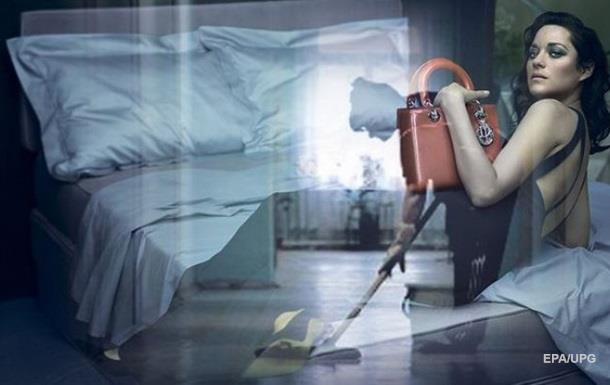 Уборщицу Газпрома с сумкой Dior высмеяли в сети
