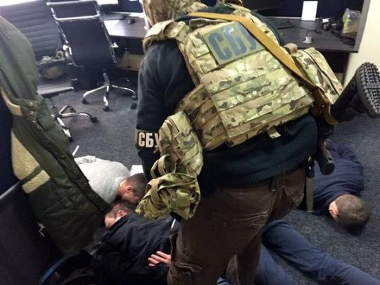 Угрожали изнасилованием: в Киеве коллекторы держали в страхе и терроризировали целую школу (фото)