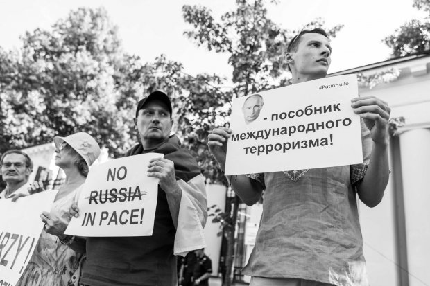 Украинцы своих не бросают: в Польше провели пикет в поддержку пленных моряков