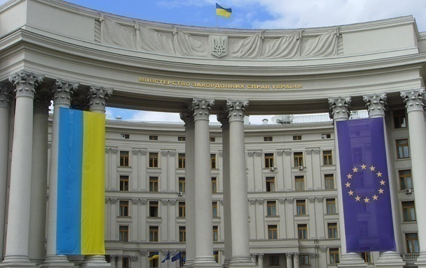 Украинские дипломаты разъяснили иностранцам смысл Слава Украине