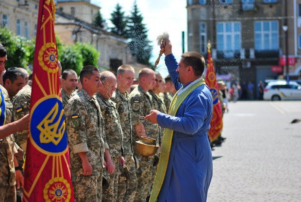 Украинские миротворцы вернулись из Косово: трогательные фото встреч с семьями