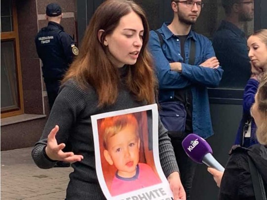 Украинский мальчик в посольстве Дании: стало известно о договоренности между родителями (видео)