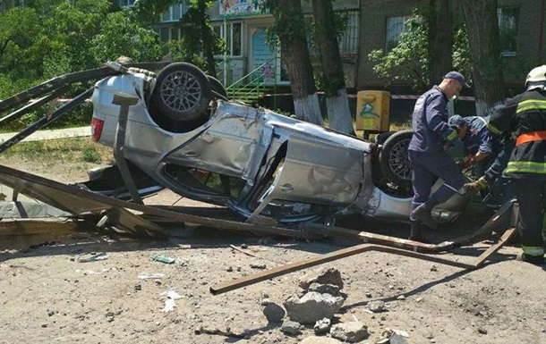 В Днепре авто снесло остановку: есть жертвы
