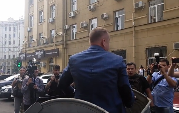 В Харькове зама мэра бросили в мусорный бак