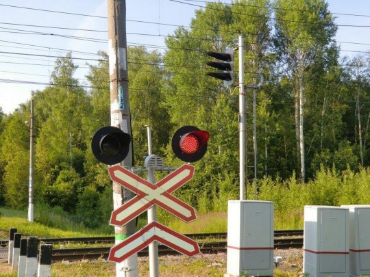 В Херсоне фура застряла прямо на ж/д переезде, но очевидцы не растерялись: видео спасения