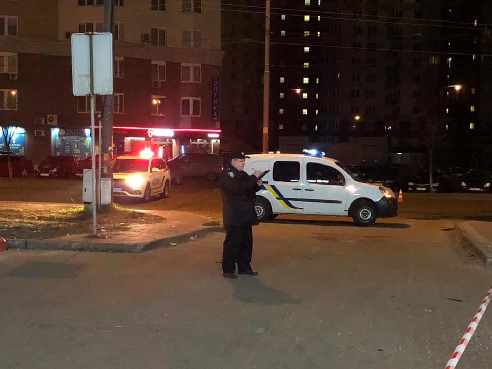 В Киеве на парковке взорвалось авто: мужчине оторвало кисть (фото, видео)