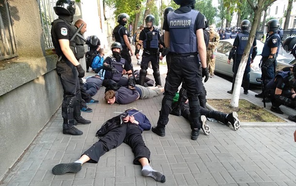 В Киеве националисты подрались с полицией