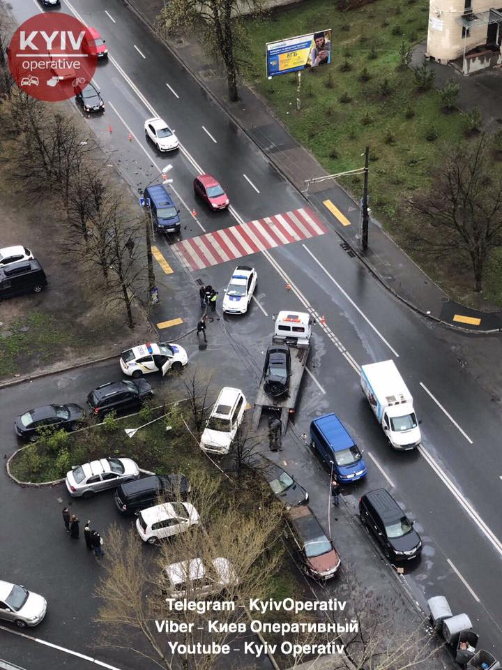 В Киеве пьяный иностранец разбил четыре авто: фото с места происшествия