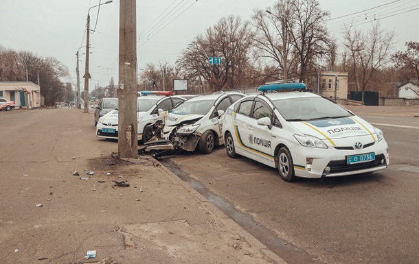 В Киеве полицейский уснул за рулем и врезался в столб