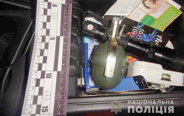 В Киеве в салоне автомобиля обнаружили гранату