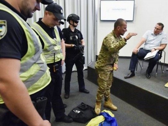 В Киеве вооруженный мужчина сорвал брифинг правозащитников (фото, видео)