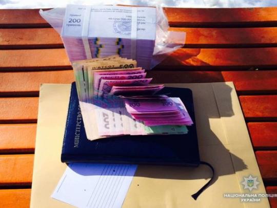 В Киеве зафиксирован новый способ обмана клиентов при обмене валюты (фото, видео)