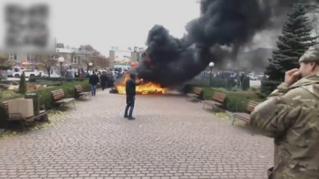 В Кривом Роге люди зажгли шины под горгазом из-за отсутствия отопления: видео
