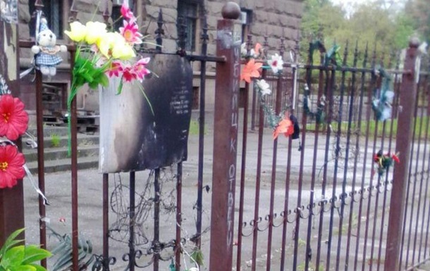 В Одессе на Куликовом поле сожгли памятные таблички и цветы