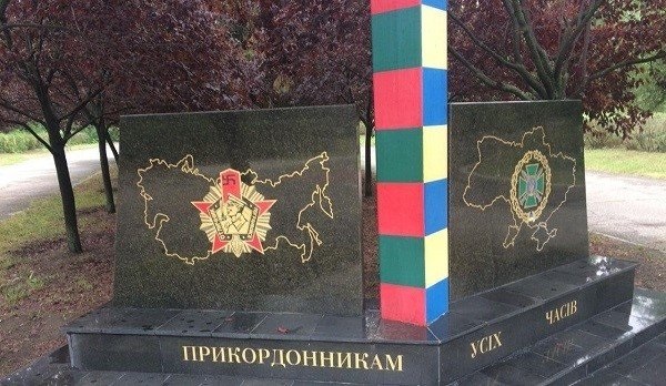 В Сети показали, кто разрисовал свастикой памятник в Николаеве