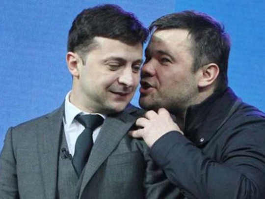 В сети появился снимок, как глава АП Богдан ставит «рожки» президенту Зеленскому