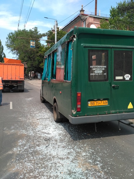 В Северодонецке мусоровоз врезался в маршрутку с людьми