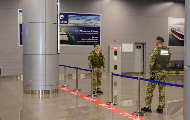 В Украину вернулись еще 5 моряков, задержанных в Египте