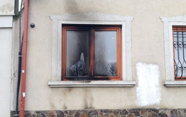 В Ужгороде бросили коктейль Молотова в здание союза венгров