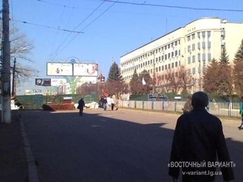 Возле СБУ в Луганске продолжают укреплять баррикады