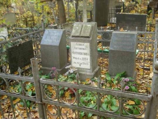 Зарывают в чужие могилы за большие деньги: как в Киеве хоронят на закрытых кладбищах
